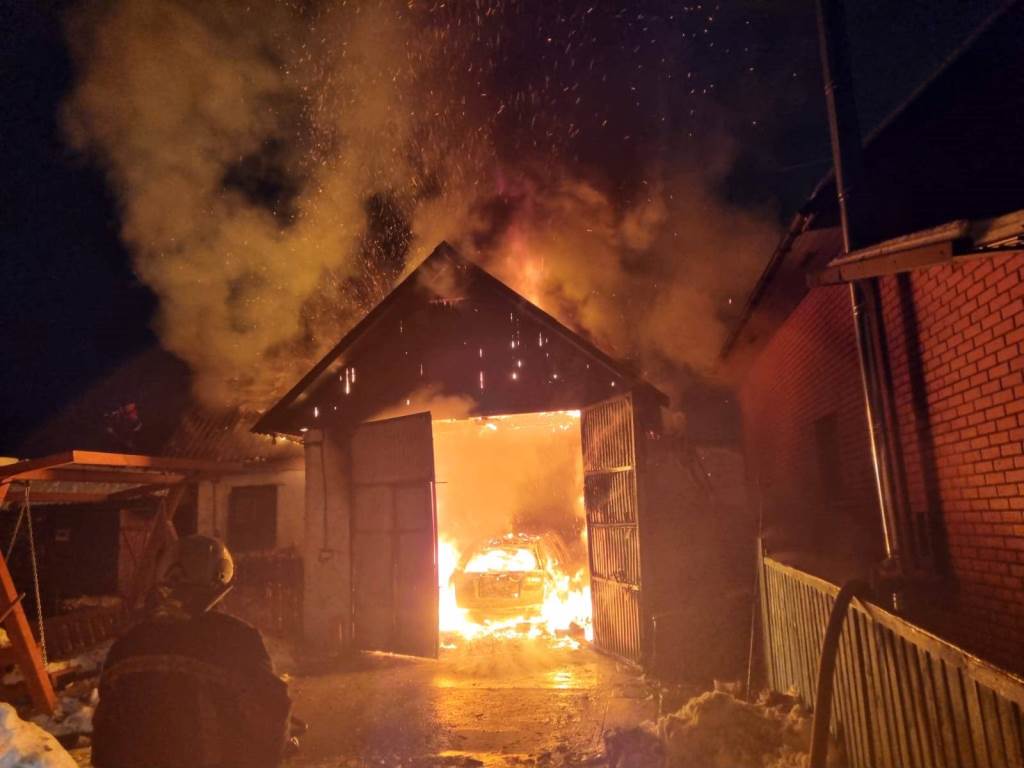 У Маневичах ліквідували пожежу, що охопила гараж з автомобілем
