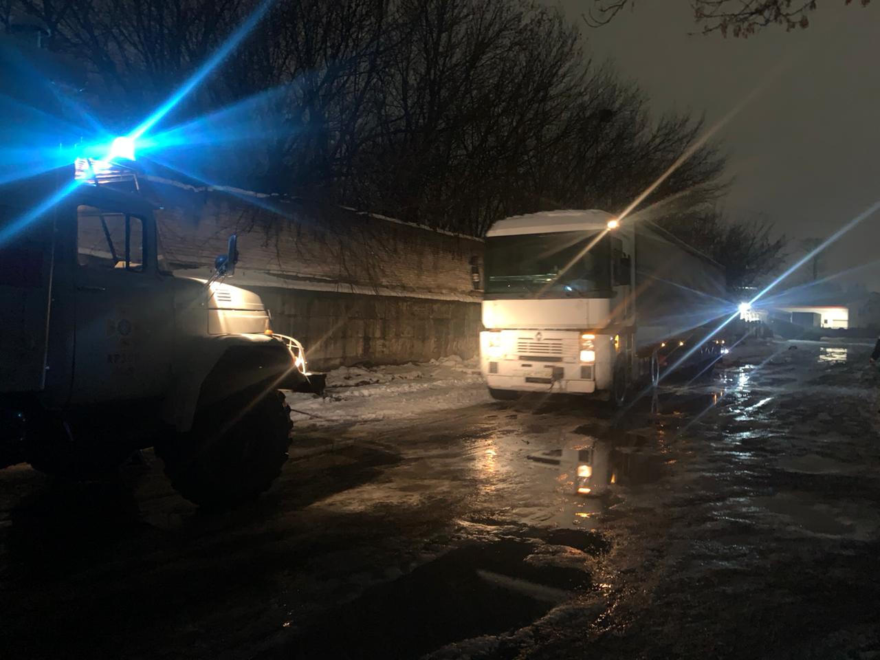 У Луцьку через ожеледицю вантажівка частково перекрила дорогу