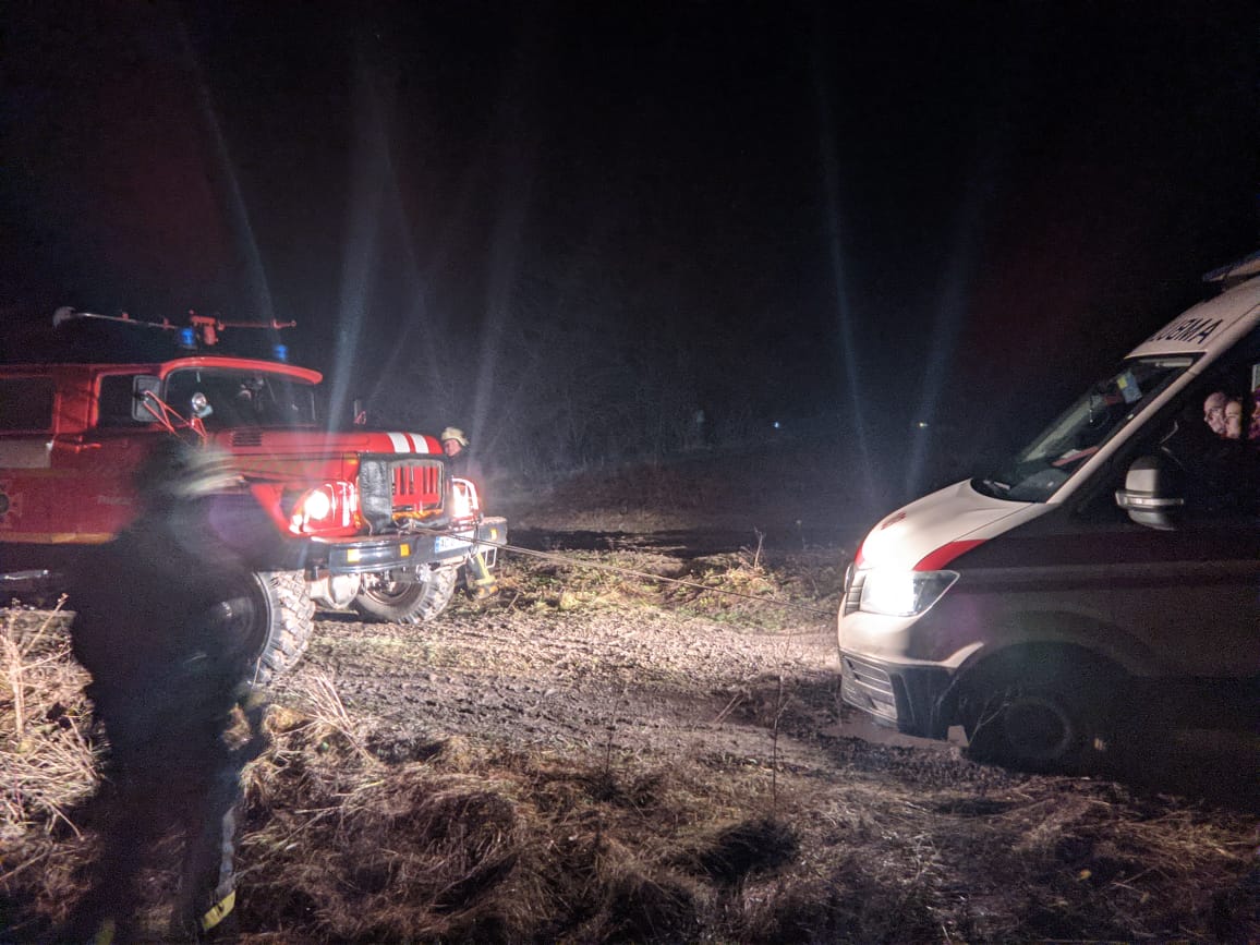 Вночі рятувальники Волині витягли два автомобілі швидкої допомоги