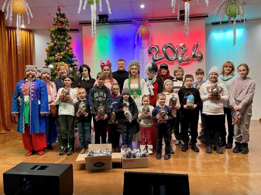 У Нововолинській громаді дітки пільгових категорій отримали солодкі подарунки
