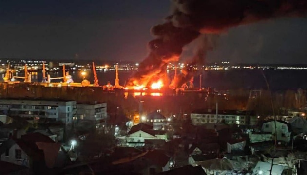ЗСУ знищили російський десантний корабель «Новочеркаськ» у порту Феодосії