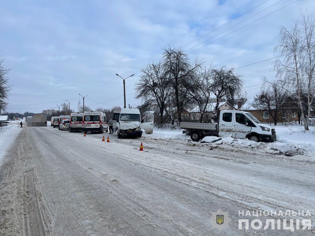 Поліцейські з’ясовують обставини аварії за участю маршрутного автобуса у Нововолинську