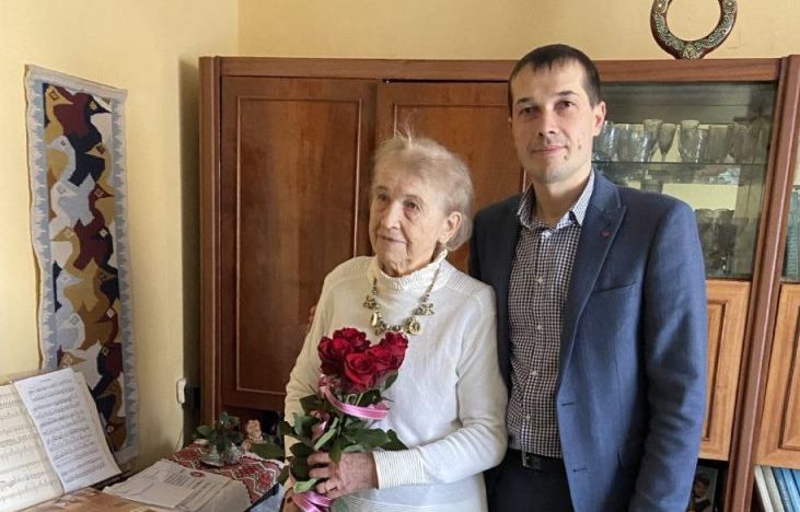 Із 90-річчям привітали вчительку, яка навчала англійської мови три покоління володимирчан