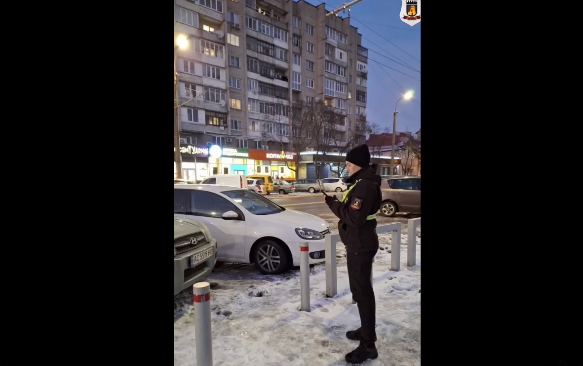 У Луцьку муніципали виявляють порушників правил паркування на проспекті Президента Грушевського