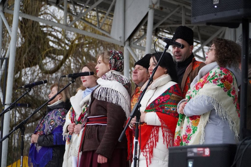 Колядували, кутею пригощали, на ЗСУ збирали: у Володимирі відбулося дійство «Три празники в гості»