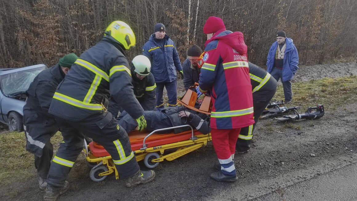 Поблизу Луцька зіткнулись два легковики: одного з водіїв деблокували рятувальники