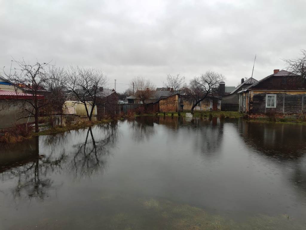 У Володимирі відкачують воду з підтоплених присадибних ділянок