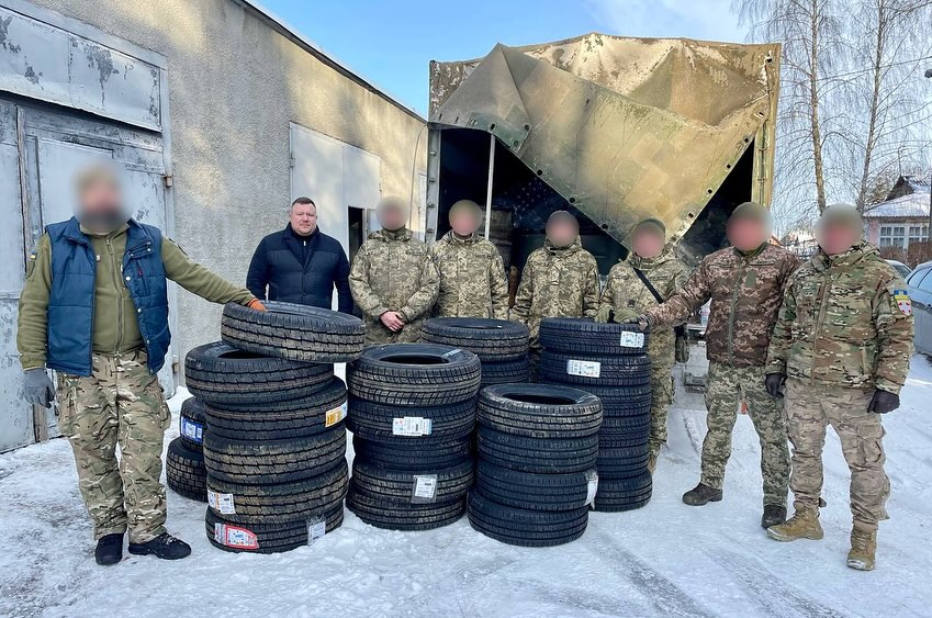 У Нововолинську військовим передали автомобільні шини