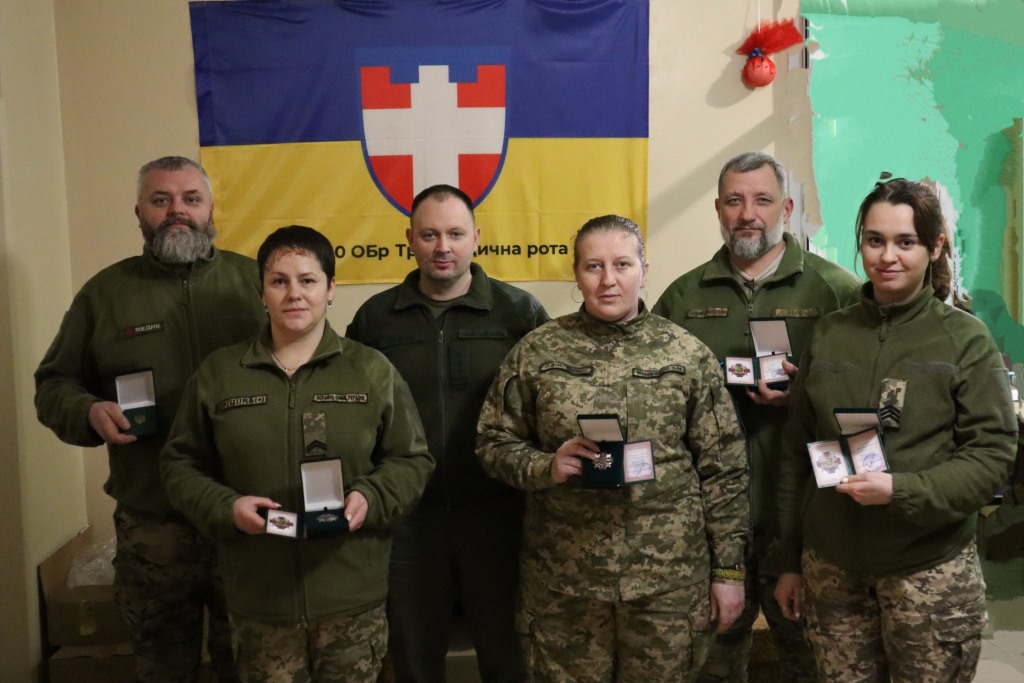 Командир волинської бригади тероборони вручив відзнаки бойовим медикам