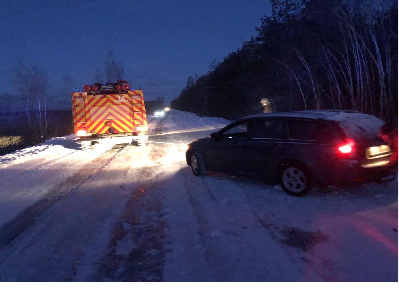 На Волині рятувальники надали допомогу водію автомобіля, що зʼїхав у замет