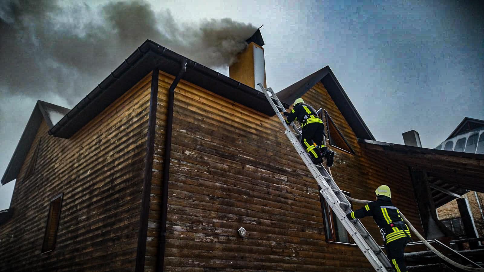 На Волині вогнеборці врятували будинок від пожежі