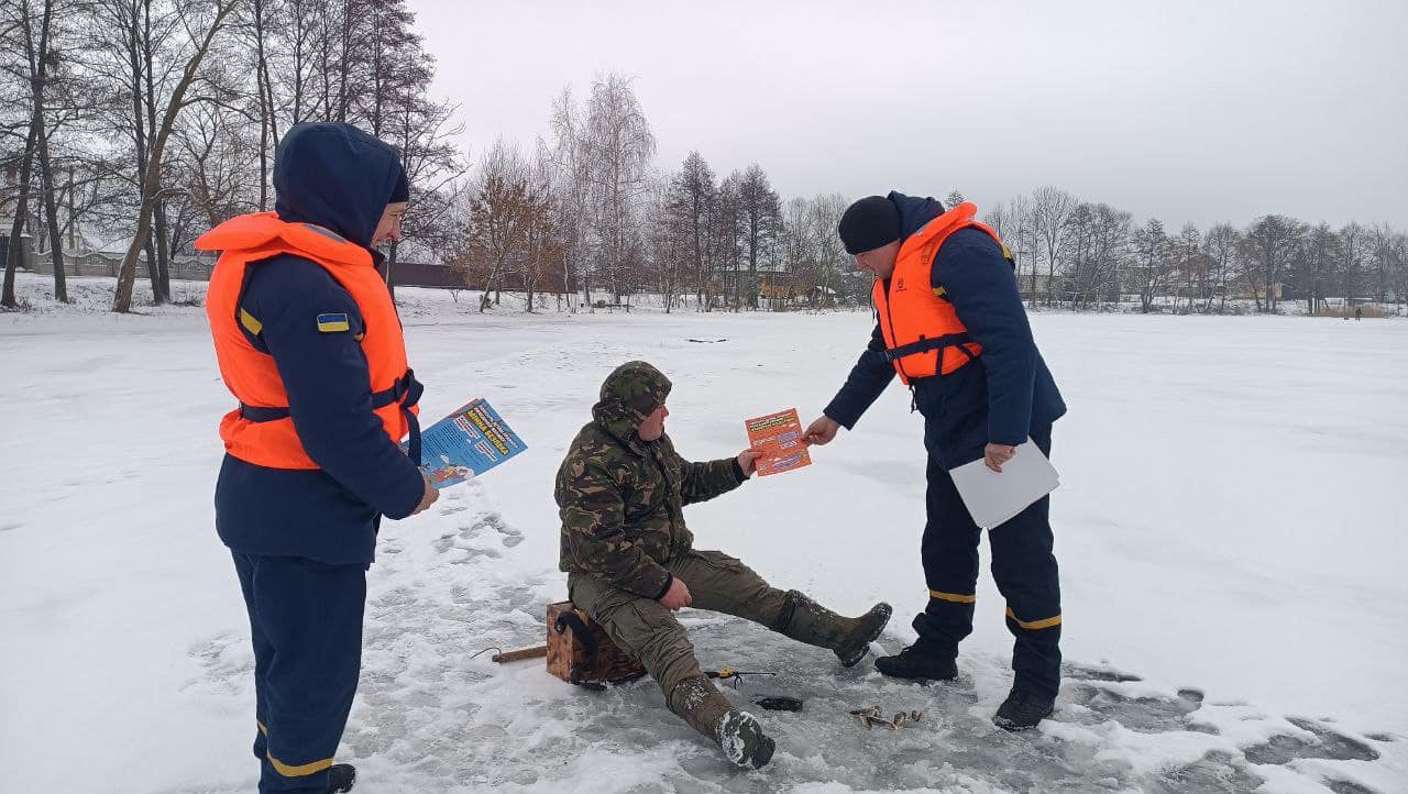 На Волині рятувальники розповіли рибалкам про правила перебування на льоду