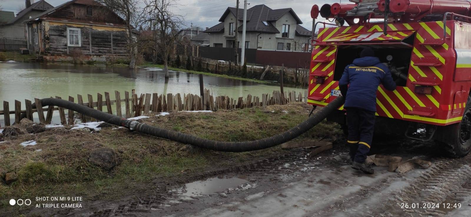 У Володимирі рятувальники відкачали воду, що підійшла упритул до житлового будинку