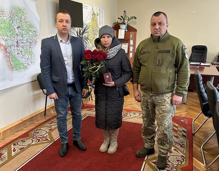 Дружині полеглого воїна із Любомльської громади вручили його медаль