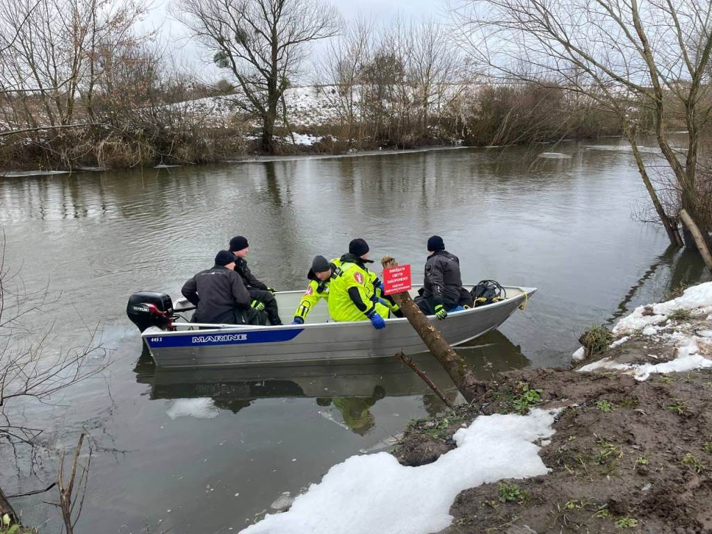 Водолази-рятувальники продовжують пошуки безвісті зниклого чоловіка у річці Стир
