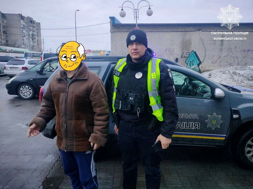 Волинські патрульні повернули додому дідуся, який загубився в місті