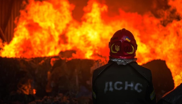 Ракетна атака на Київ: у чотирьох будинках, на ринку і в супермаркеті – пожежі