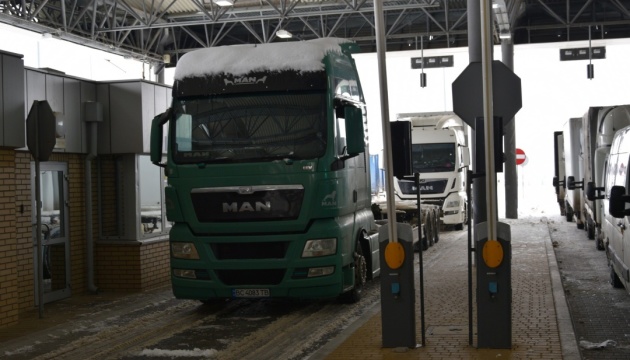 У чергах на кордоні з Польщею, Словаччиною й Угорщиною – понад три тисячі вантажівок