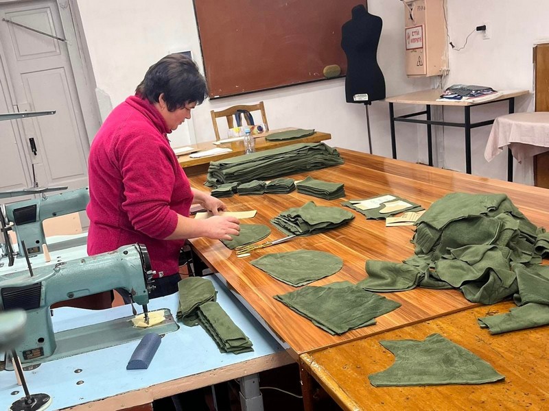 Не вистачає рук для виготовлення військового екіпірування: у Володимирі запрошують людей із навичками шиття