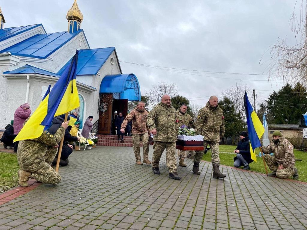 Нововолинська громада попрощалася з Героєм Дмитром Світящуком