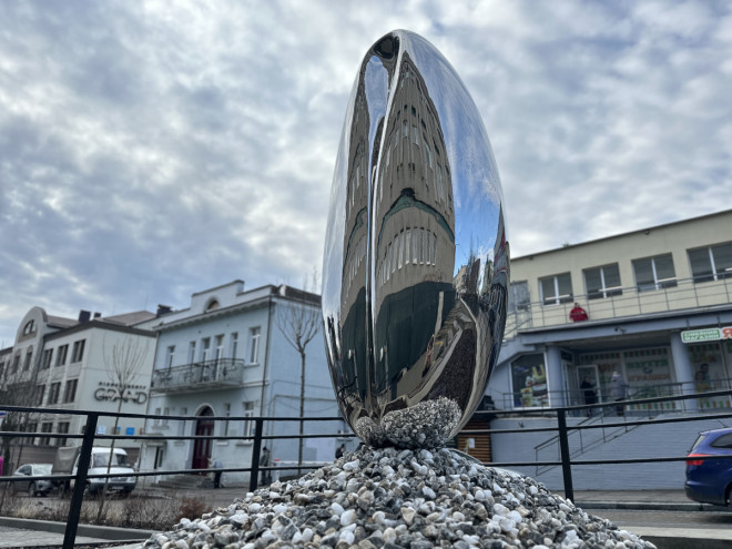 Скульптура «Зерно» у Луцьку разом із БФ «Повернись живим» збирає кошти на розмінування України