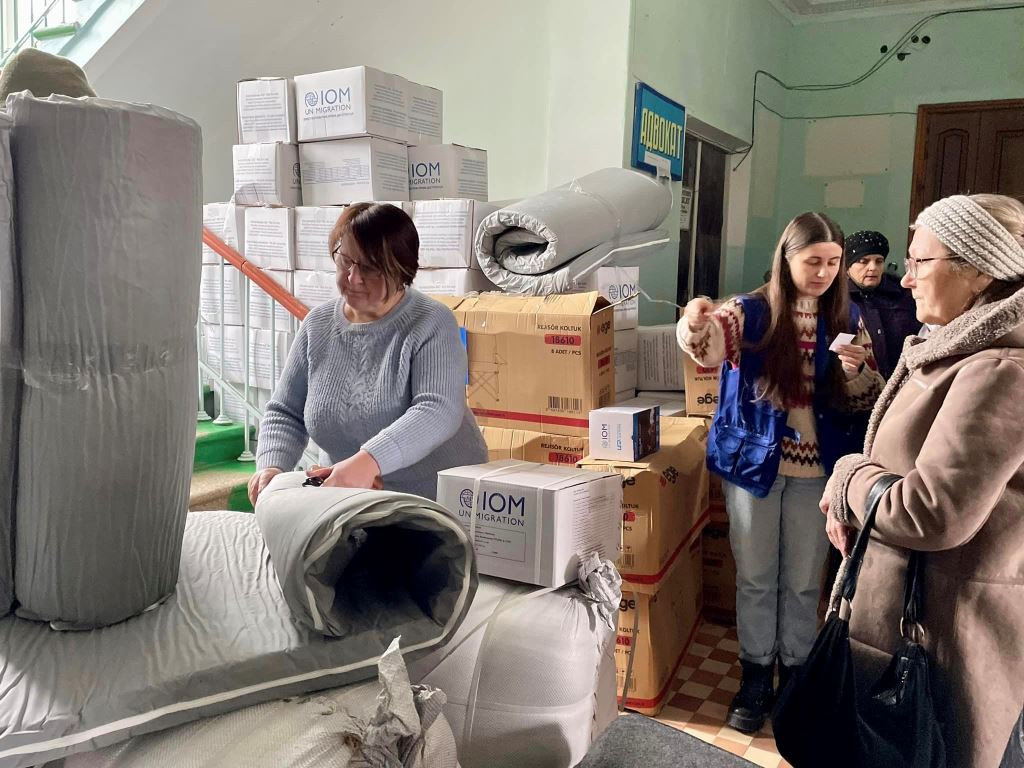 У Нововолинській громаді майже 70 сімей ВПО отримали гуманітарні пакунки