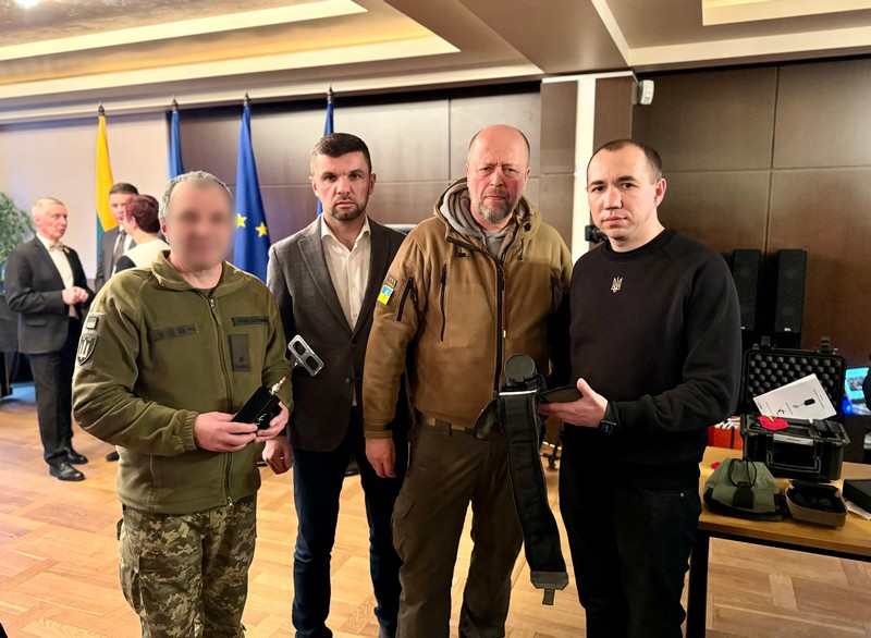 Литовські волонтери передали волинським військовим тепловізійні приціли