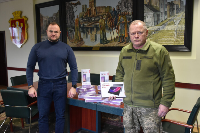 Планшети та Starlink – військовим передали допомогу від Луцької міськради