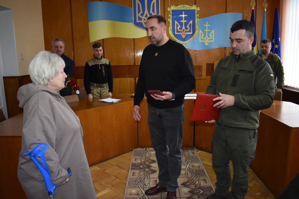 У Володимирі матері полеглого нацгвардійця передали посмертну нагороду сина