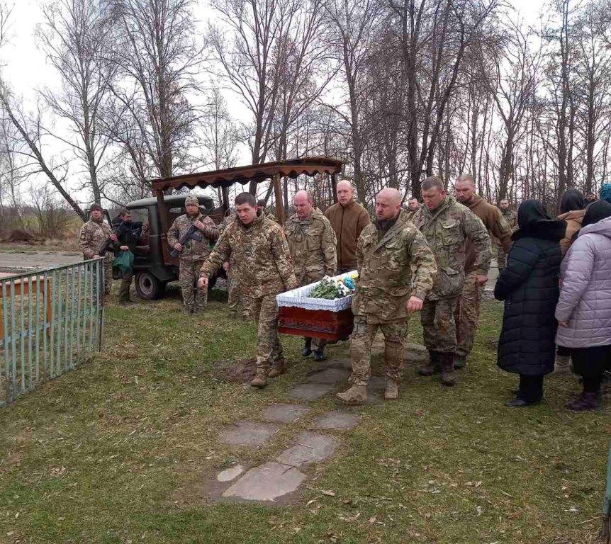 Жителі Вишнівської громади попрощалися із Захисником Олександром Оленичем