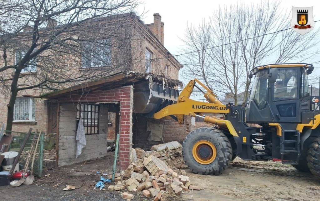В історичній частині Луцька демонтували незаконну споруду