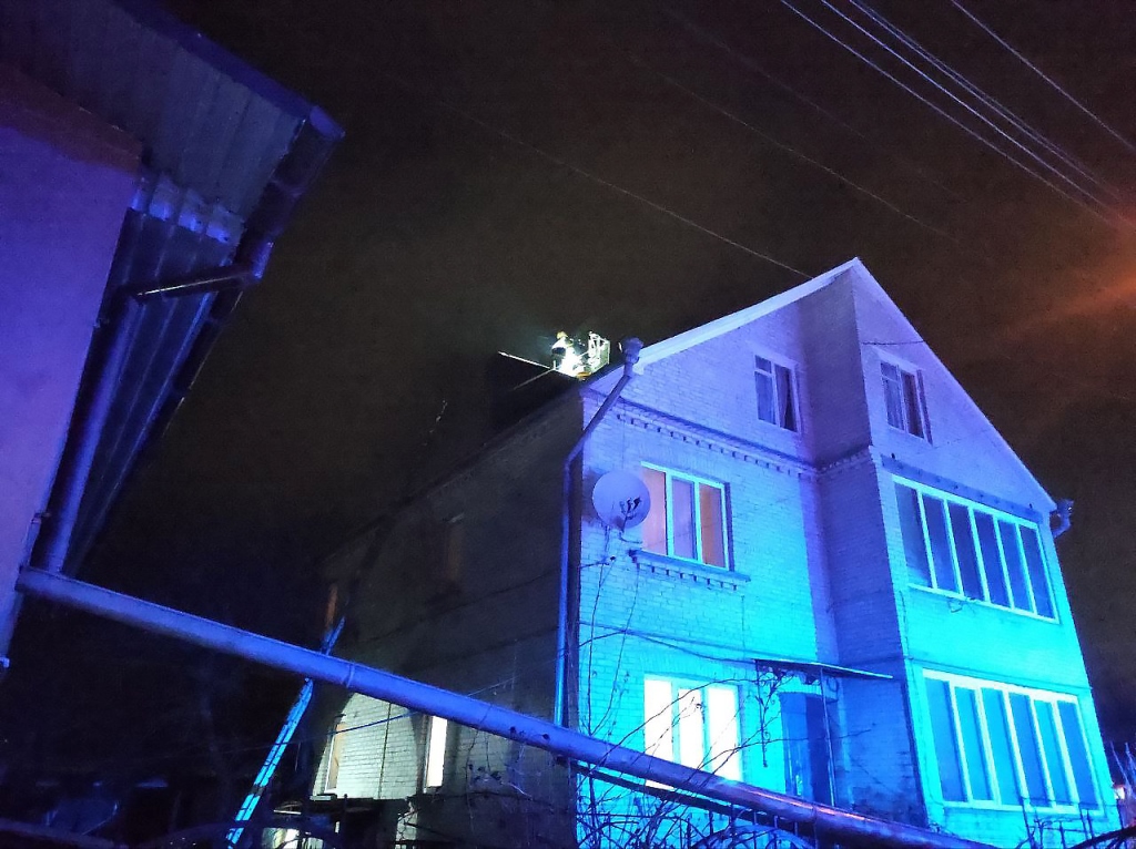 У Луцьку рятувальники ліквідували пожежу в димарі двоповерхового будинку