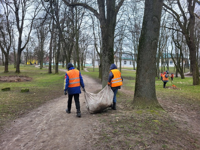 У Володимирській громаді комунальники прибирають територію після зими