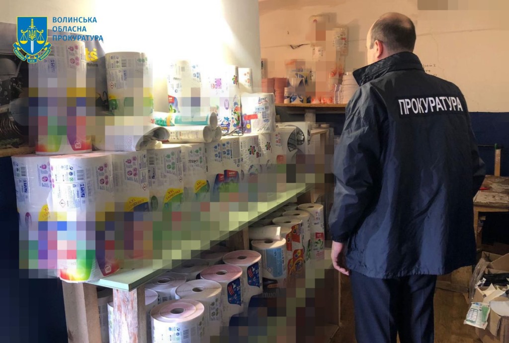 Налагодили масштабне підпільне виробництво побутової хімії: на Волині судитимуть членів організованої групи
