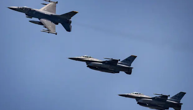Шість винищувачів F-16 можуть доставити в Україну у червні