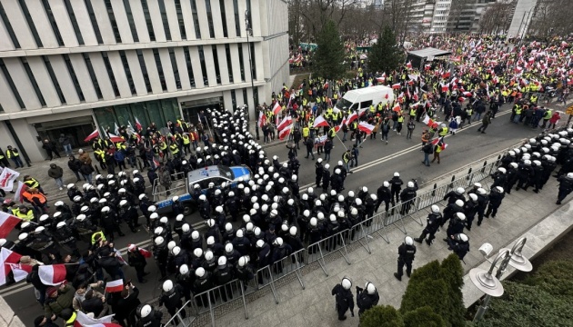 Біля Сейму Польщі – сутички поліції з протестувальниками, є поранені