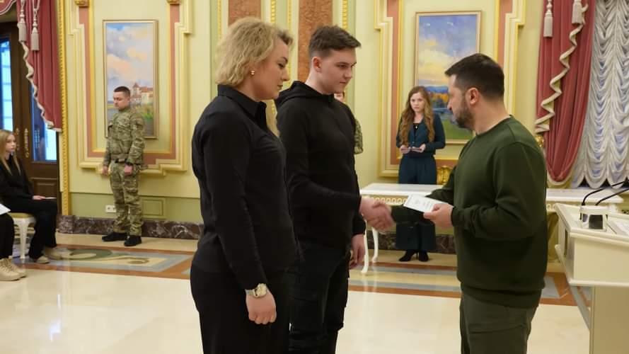 Родина загиблого Героя з Володимира отримала від Президента сертифікат на квартиру