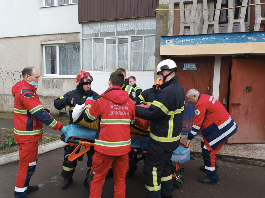 У Луцьку за зачиненими дверима виявили жінку з ознаками інсульту