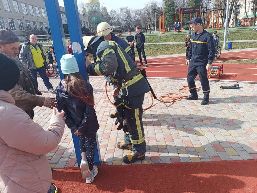 У Нововолинську дитина застрягла ногою у стійці баскетбольного кільця