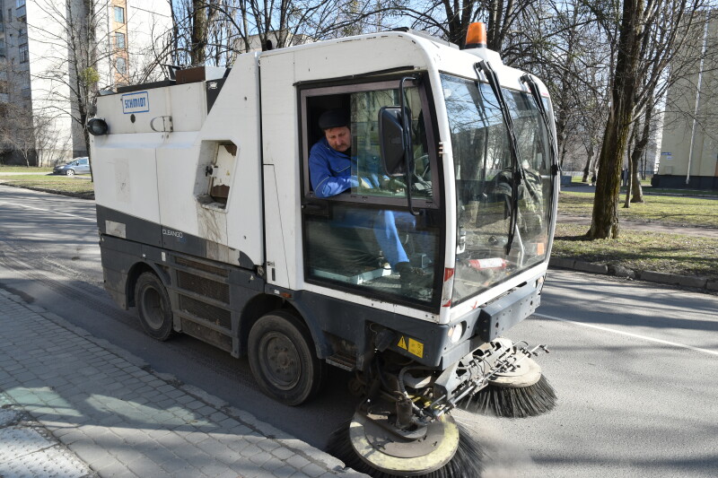 У Луцьку розпочали прибирання міста від протиожеледних сумішей