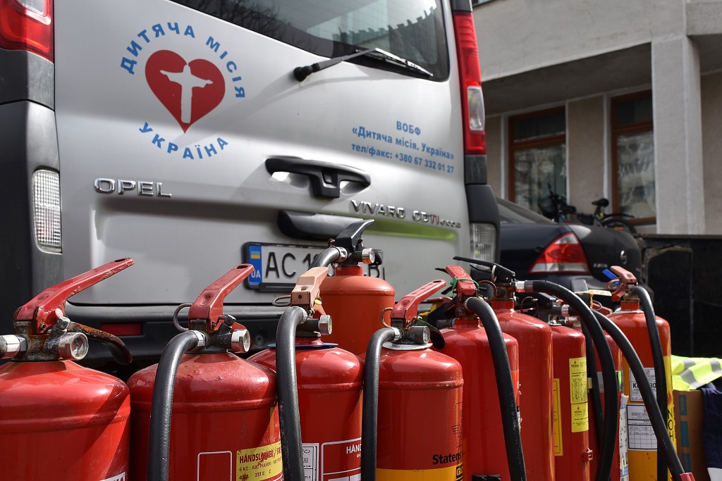 Волинським рятувальникам передали допомогу від благодійників