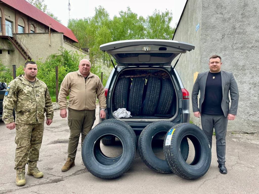 Із Нововолинська передали автомобільні шини військовим