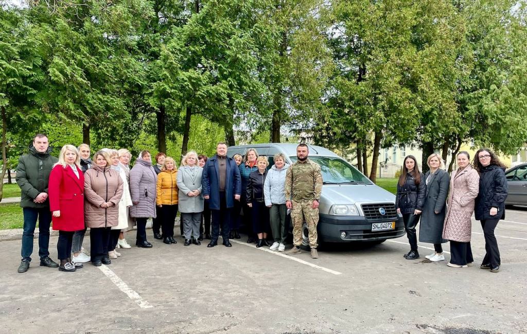 У Нововолинську передали авто для Захисників