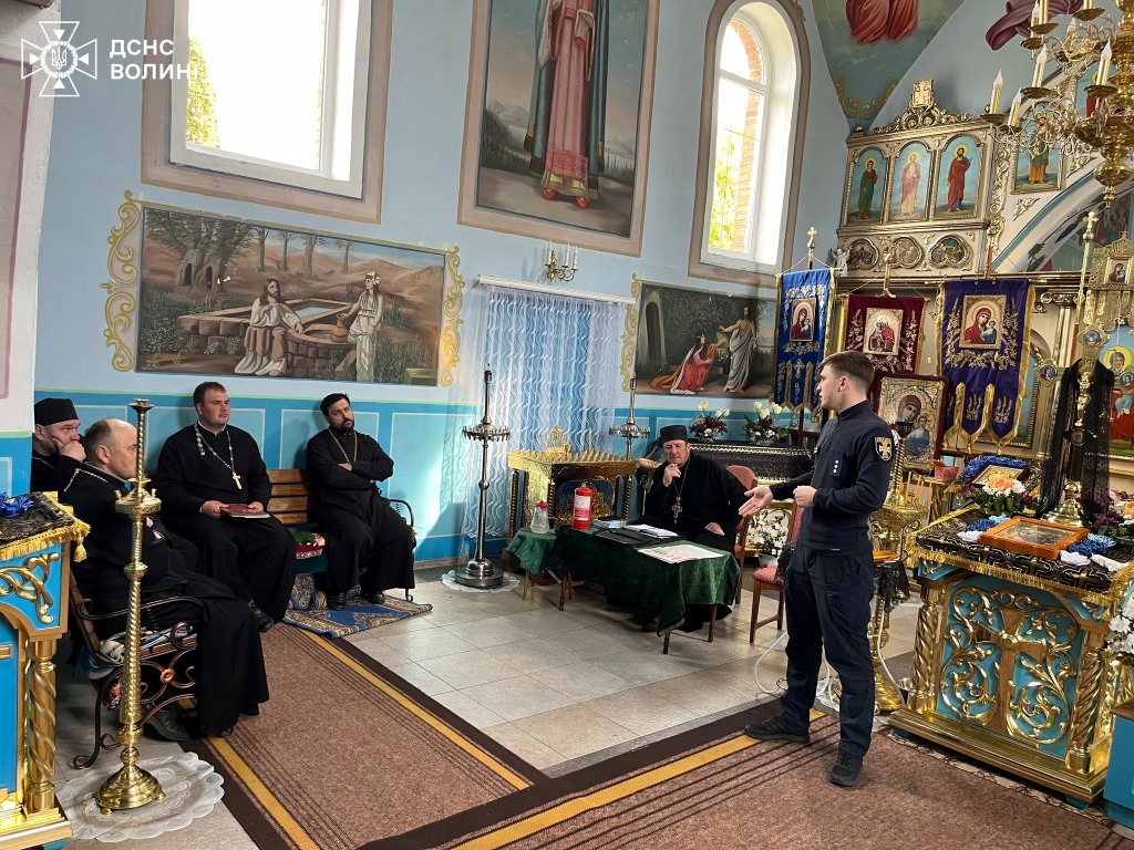 У Луцькому та Володимирському районах рятувальники провели інструктажі з настоятелями церков на передодні Великодня