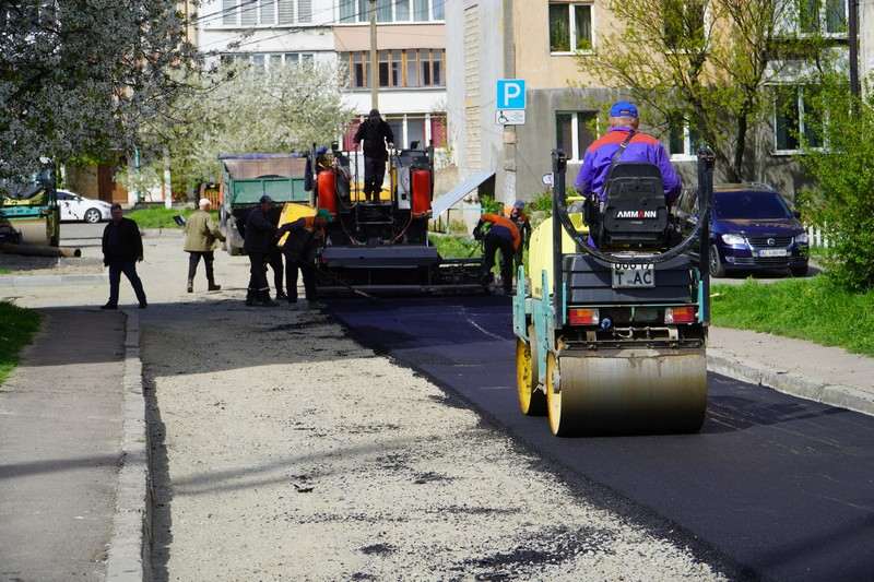 У Володимирі ремонтують аварійний заїзд та облаштовують паркомісця