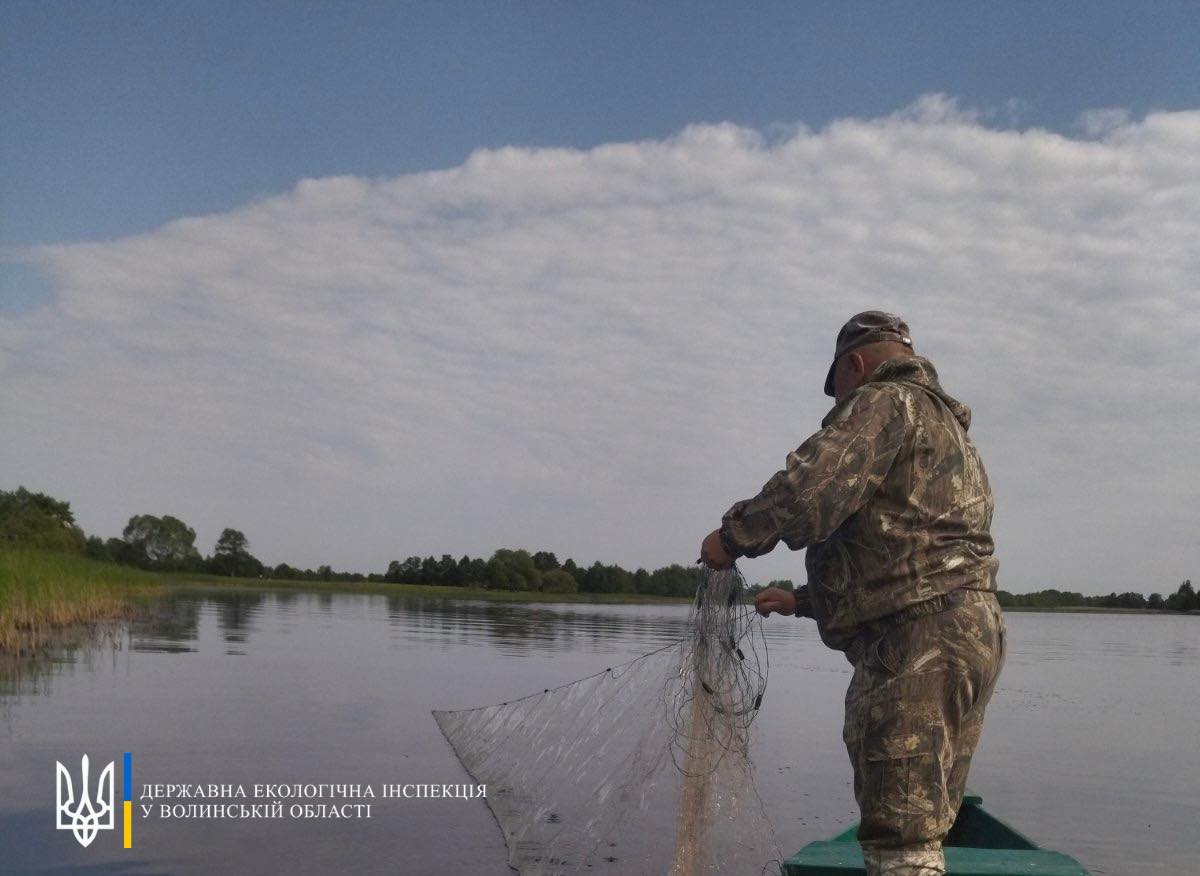 Порушники правил рибальства: на волинських водоймах виявили сітки для ловлі