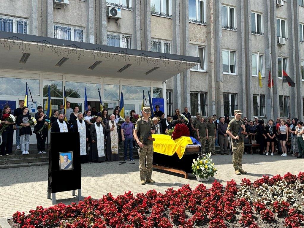 Назавжди 25: у Ковелі попрощалися із полеглим воїном Владиславом Саковським