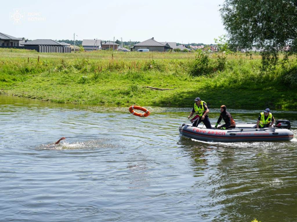 На центральному пляжі Луцька рятувальники навчали громадян правилам безпеки на воді