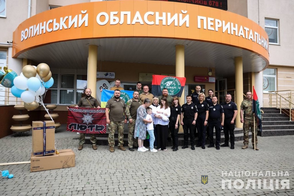 Так і не дізнався, що стане батьком удруге: у Луцьку поліцейські привітали дружину загиблого колеги з народженням дитини