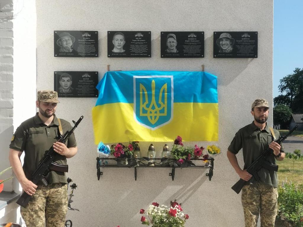 Встановили пам’ятні дошки на честь загиблих рожищан Олександра Зінчука та Олександра Ханова